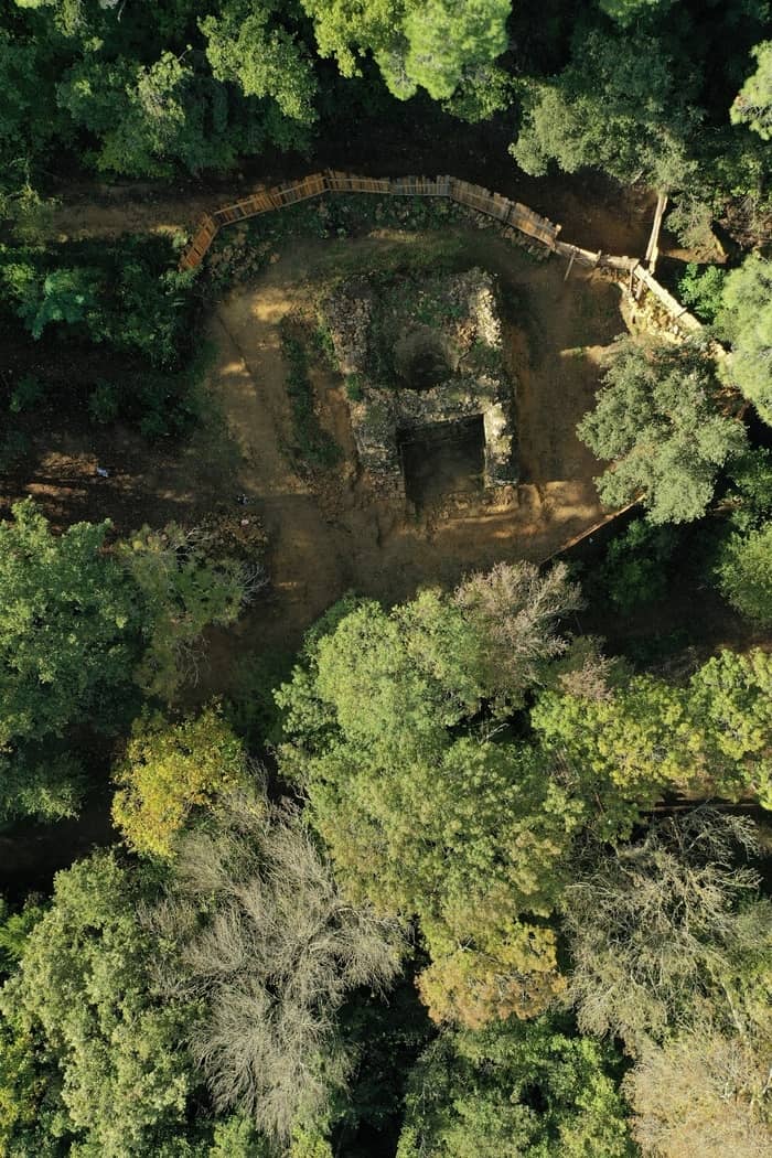 Illustration de l'événement : Découvrez l'archéosite de la porte de Sabran autour d'une énigmatique construction médiévale