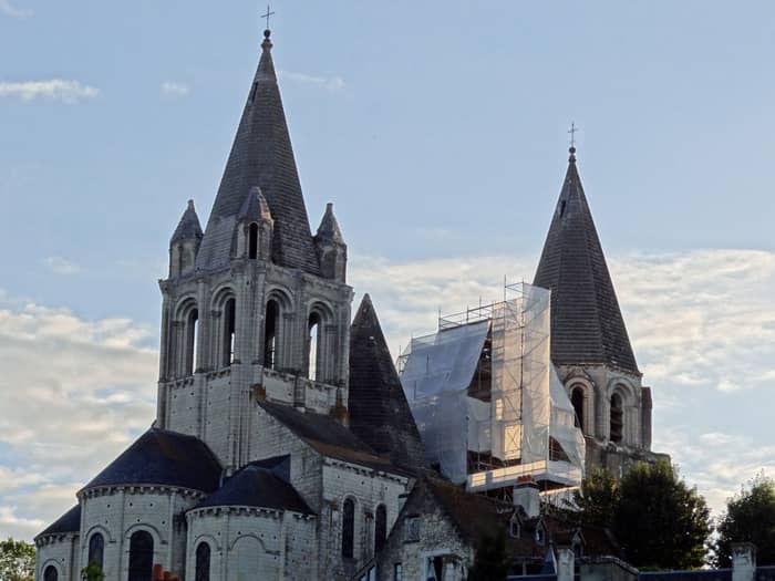 Illustration de l'événement : Visite guidée « La Collégiale Saint-Ours et ses restaurations : récit depuis le Moyen-Âge jusqu’en 2025 »