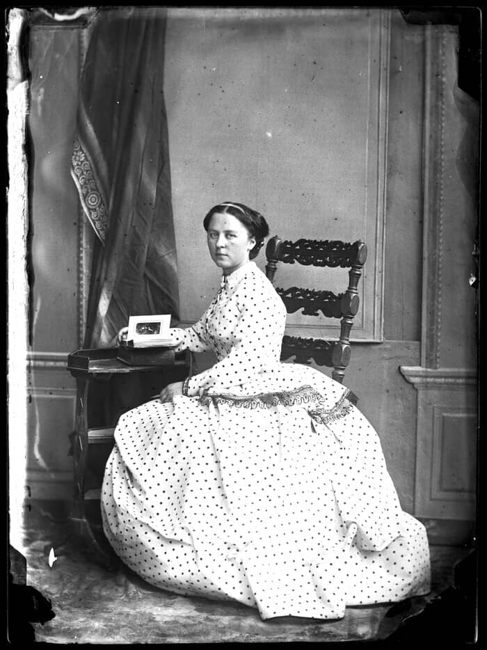Illustration de l'événement : Exposition "Crinoline, coiffe normande et pantalon, les femmes et leurs vêtements à travers la photographie,1840-1920"