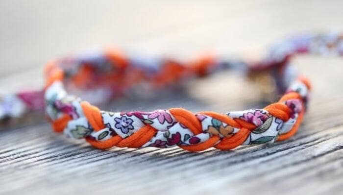 Illustration de l'événement : Le Petit atelier de l'été : bracelets tissus