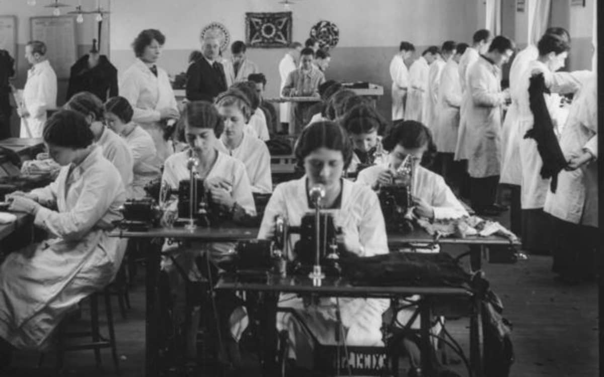 Illustration de l'événement : Vêtements en pointillé : L'apprentissage de la couture dans les écoles de jeunes filles