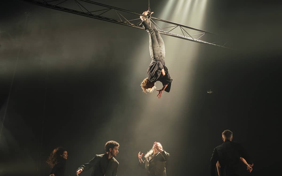Illustration de l'événement : La Chute des Anges, un spectacle de cirque spectaculaire et envoûtant au Théâtre Silvia Monfort