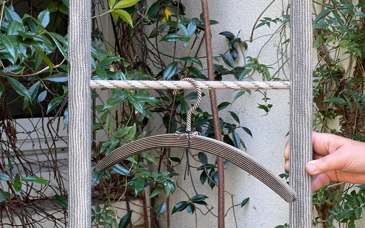 Illustration de l'événement : Paris Design Week : Cintres et paravents, un vestiaire mobile à la Caserne des Minimes