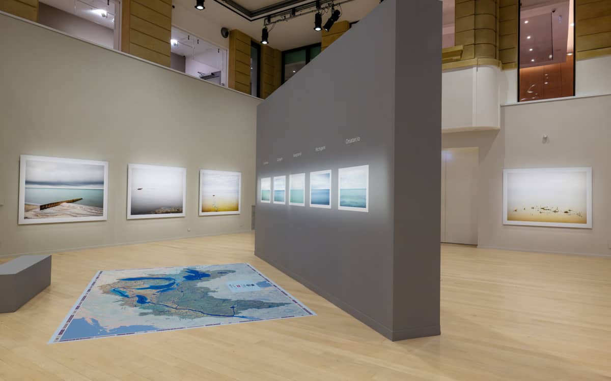 Illustration de l'événement : Ouverture exceptionnelle et visites guidées - Exposition Robert Burley - Grands Lacs, L'horizon commun des mers intérieures