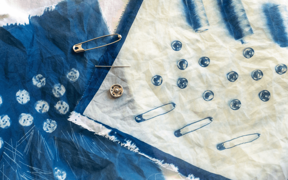 Illustration de l'événement : Atelier de pratique en famille Motif & Couture — Cyanotype avec Brenda Hoffman