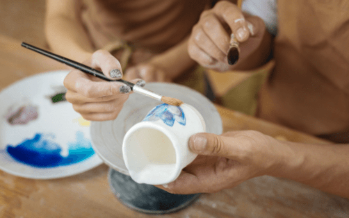 Illustration de l'événement : STAGE PEINTURE SUR PORCELAINE : Peindre un bijou (bijou fourni)