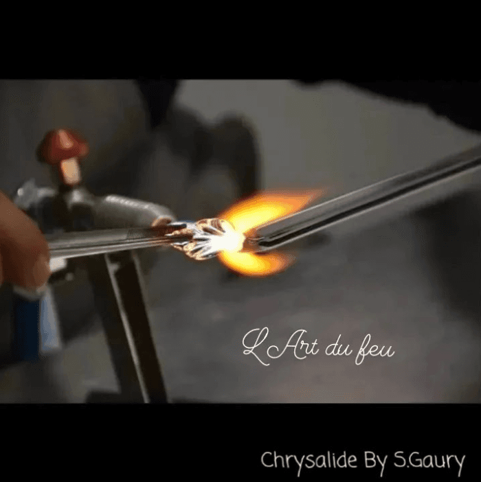 Illustration de l'événement : Secrets de Fabrique : Chrysalide by S. Gaury - Atelier démonstration du filage de verre à la flamme
