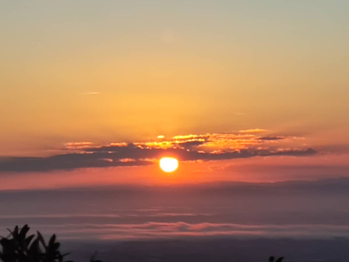 Illustration de l'événement : Lever de soleil et petit déjeuner au sommet de la Roche de Solutré