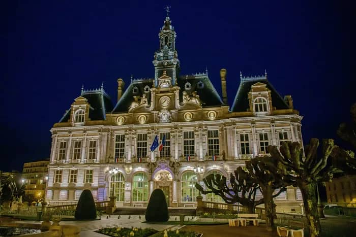 Illustration de l'événement : Visite insolite et décalée : l'hôtel de ville