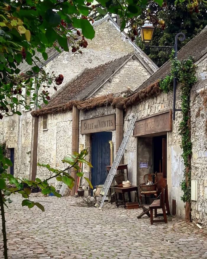 Illustration de l'événement : Visite guidée: "Senlis, décor de cinéma : Sur les traces des tournages"