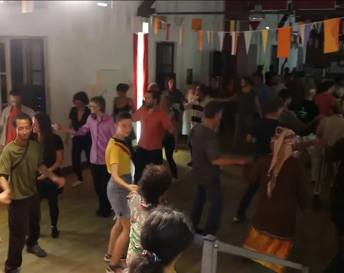 Illustration de l'événement : Atelier danses trad + mini bal scène ouverte