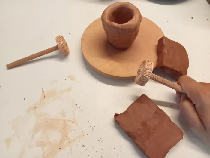 Illustration de l'événement : Atelier jeunes archéos : Plein pot sur la céramique.