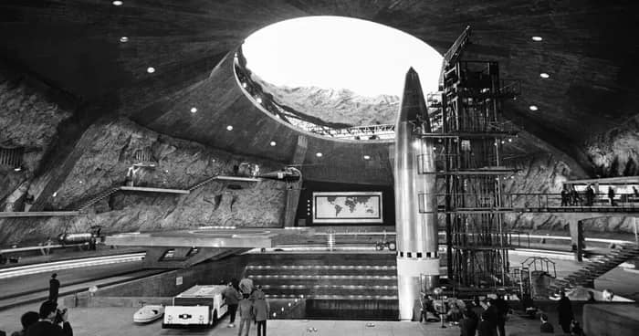 Illustration de l'événement : Ciné-conférence : Les décors de James Bond - Architecture, modernité et destruction