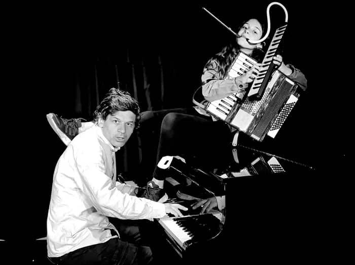 Illustration de l'événement : Spectacle inclassable ! (chanson déjantée et piano acrobatique)