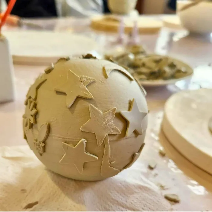 Illustration de l'événement : Visite-atelier adultes - Fabriquez votre boule de Noël - avec Anne Merlet, céramiste