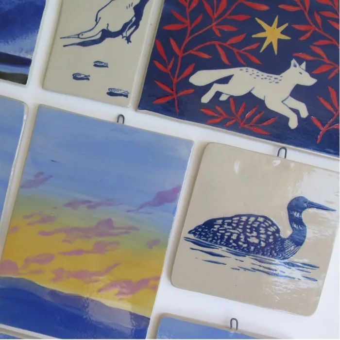 Illustration de l'événement : Visite-atelier adultes - Pochoir et sgraffito : tableau en grès - avec Gilles Gillies, céramiste