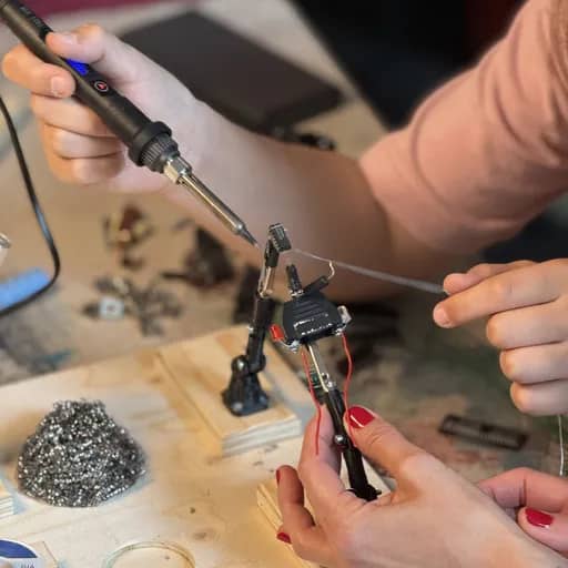Illustration de l'événement : Atelier de soudure avec déchets électroniques par le Fablab Onl'Fait à la Bibliothèque de la Cité