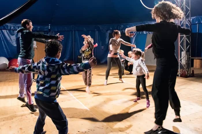 Illustration de l'événement : Danse en famille I Avec l'association D'ici danse