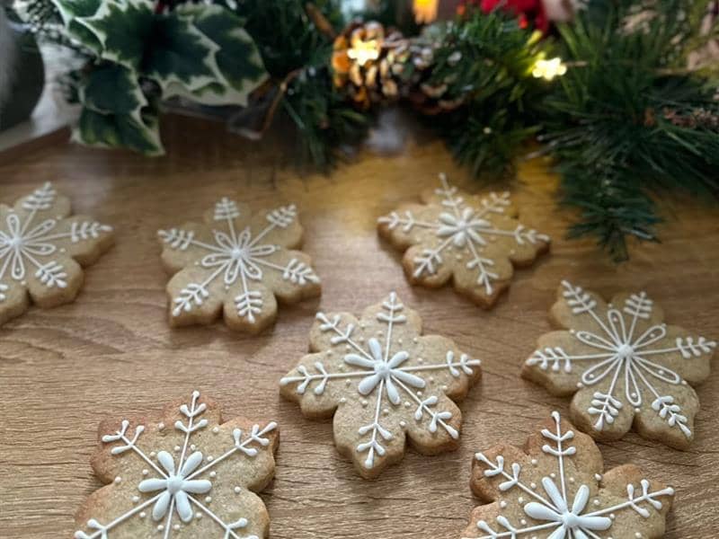Illustration de l'événement : Atelier de Noël : Décoration de biscuits de Noël avec Charlotte – Biscuit Vanille (adulte)