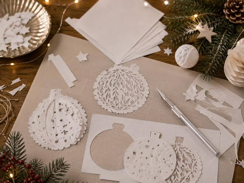 Illustration de l'événement : Atelier de Noël : Boule de Noël 3D en papier découpé – Niveau Intermédiaire (Adulte)