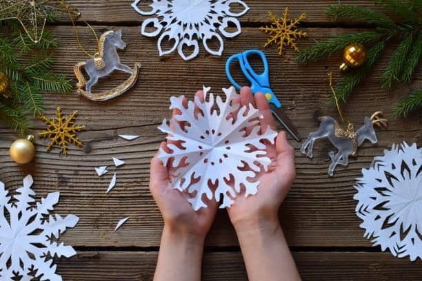 Illustration de l'événement : Atelier de Noël : Fabrication de boules de Noël en papier découpé 2D (à partir de 8 ans)