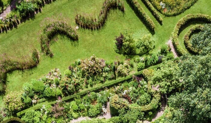 Illustration de l'événement : Installation en bois mort de herman de vries dans le jardin de Thierach