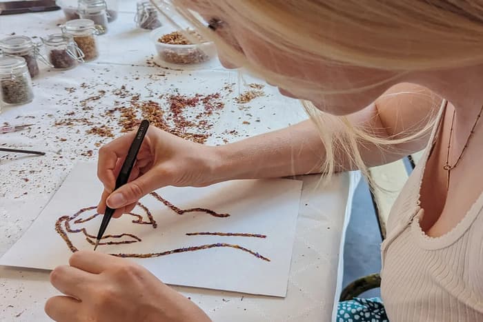 Illustration de l'événement : Atelier DIY : créez votre œuvre en fleurs recyclées