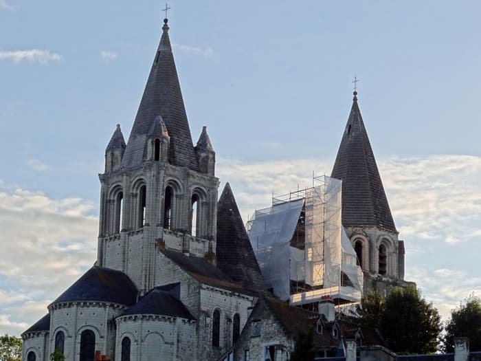 Illustration de l'événement : Visite guidée « La Collégiale Saint-Ours et ses restaurations : récit depuis le Moyen-Âge jusqu’en 2025 »