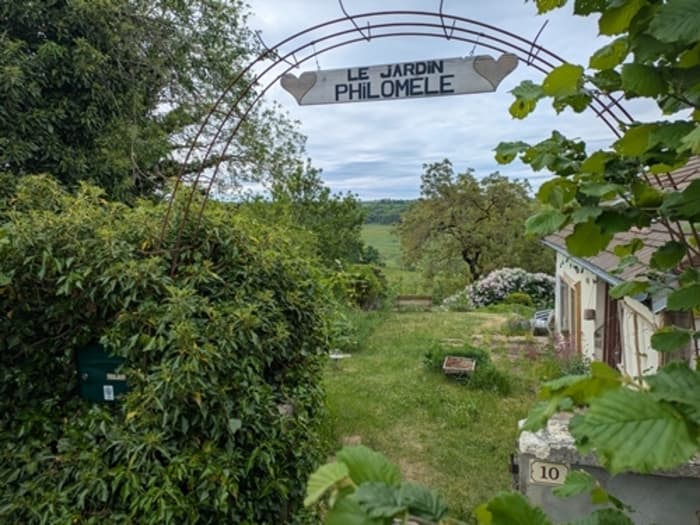 Illustration de l'événement : Perché au dessus d'une vallée de l'Auxois, partez à la découverte d'un jardin plein de biodiversité à Marcellois !