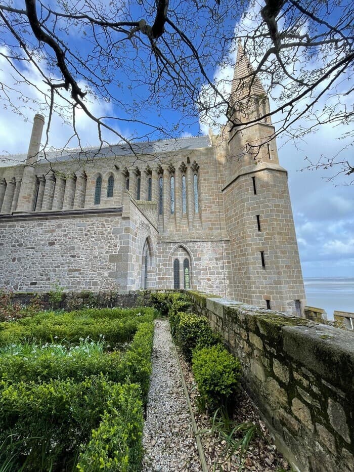 Illustration de l'événement : Visite guidée : déambulation accompagnée dans les jardins méconnus du Mont-Saint-Michel