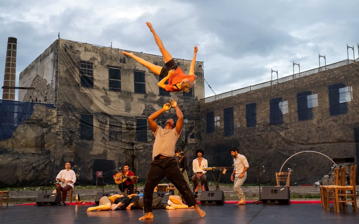 Illustration de l'événement : Nuit Blanche au Hangar Y- Le Plus Petit Cirque du Monde