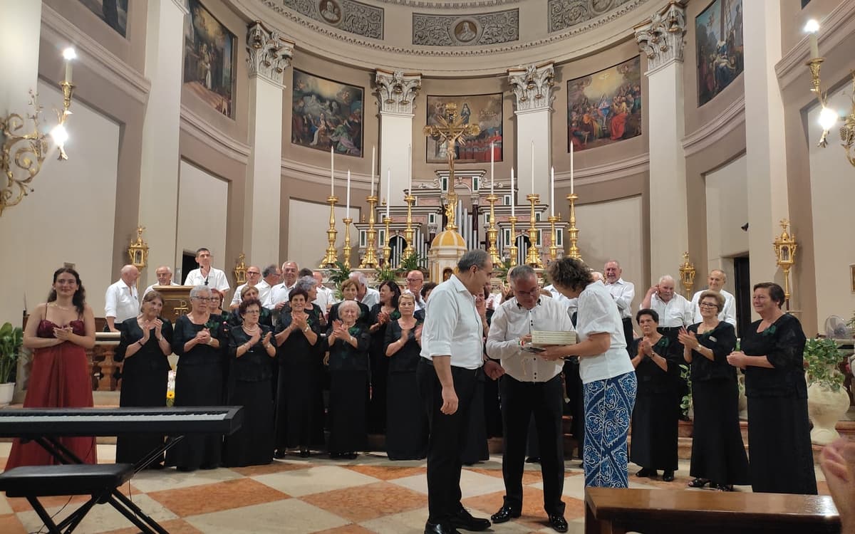 Illustration de l'événement : Messe chantée dans l'église de la Madeleine : Chorale « San Mamede de Zamáns » et Chorale « Atlántida de Matamá » - Vigo, Espagne