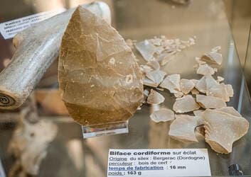 Illustration de l'événement : Atelier "taille de silex" au Musée de la Raymondie