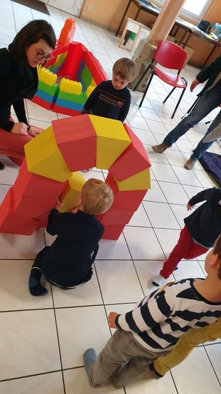 Illustration de l'événement : L'architecture en pleines formes à Château-Renault - Les vacances des 2-5 ans