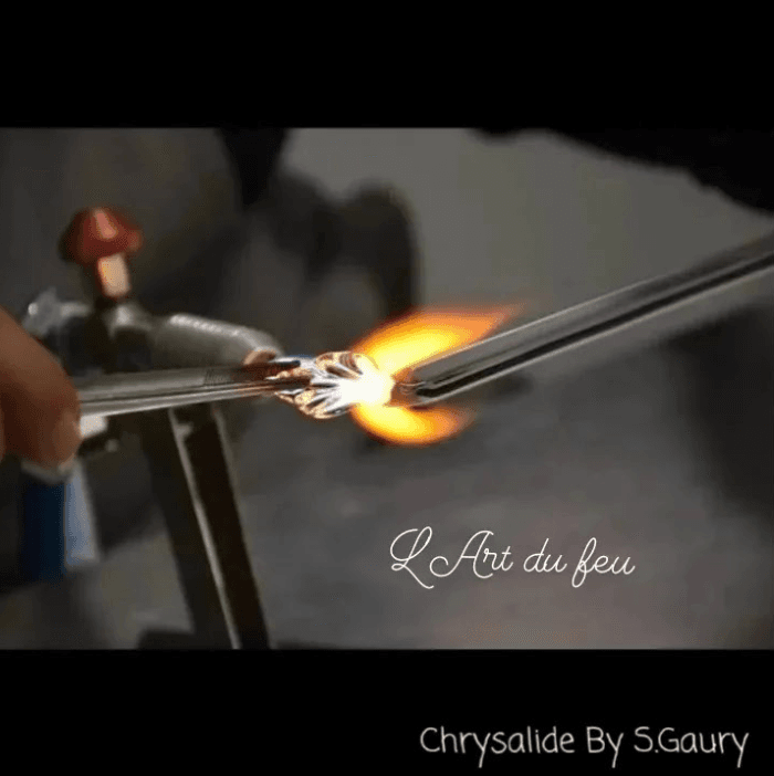 Illustration de l'événement : Secrets de Fabrique : Chrysalide by S. Gaury - Atelier démonstration du filage de verre à la flamme
