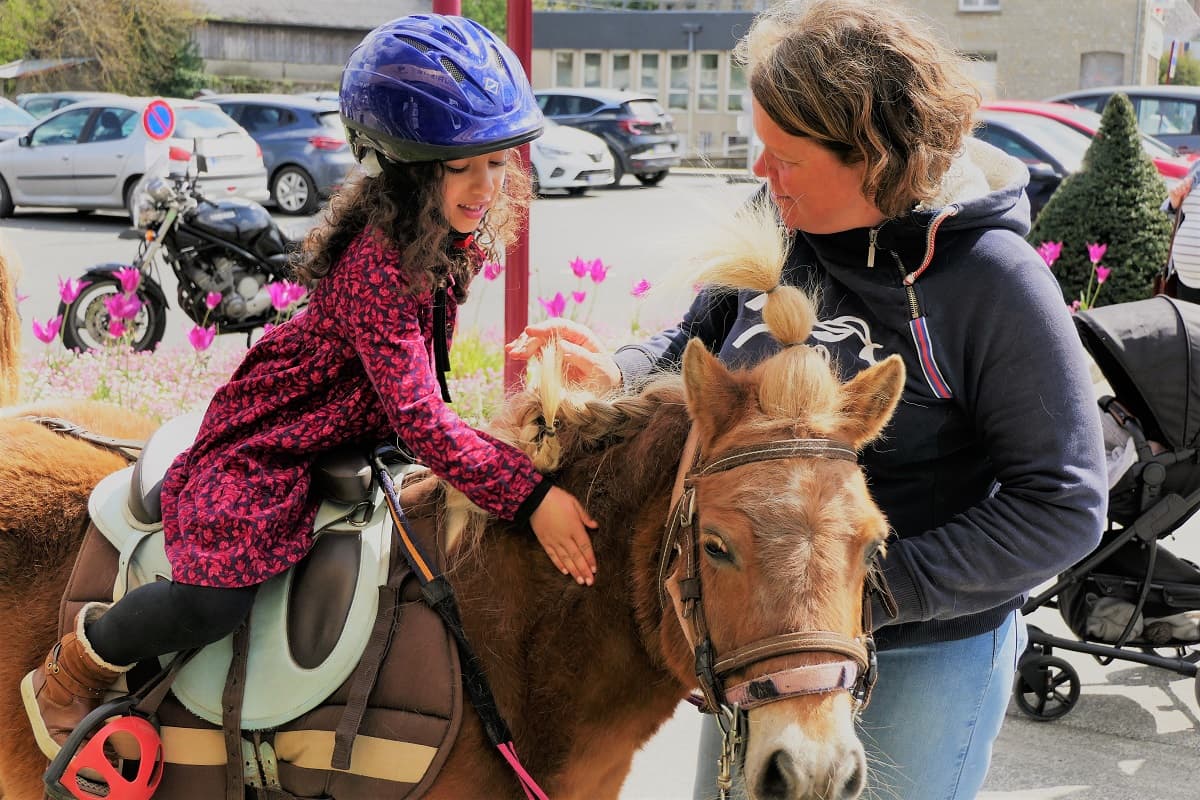 Illustration de l'événement : Balades à poney dans la cité sourdine