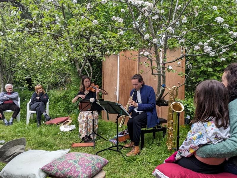 Illustration de l'événement : Concert apéritif au Jardin du luthier - Concert esquissé du Duo de l’Orme