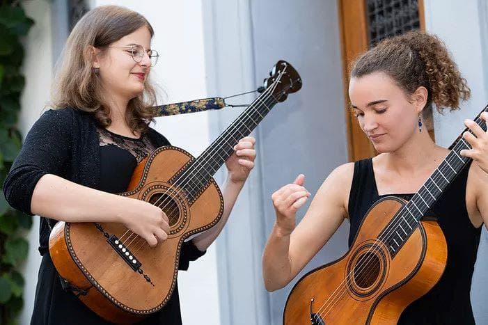 Illustration de l'événement : Concert apéritif au Jardin du luthier - Concert du duo Odelia