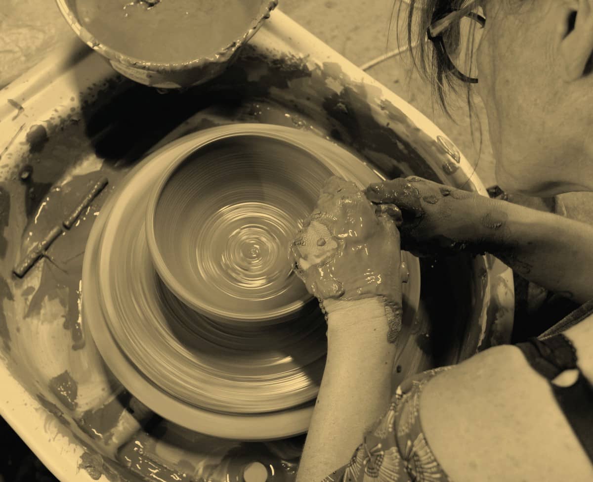 Illustration de l'événement : EN COULISSE, VISITE DE L'ATELIER DE POTERIE ET DÉMONSTRATION