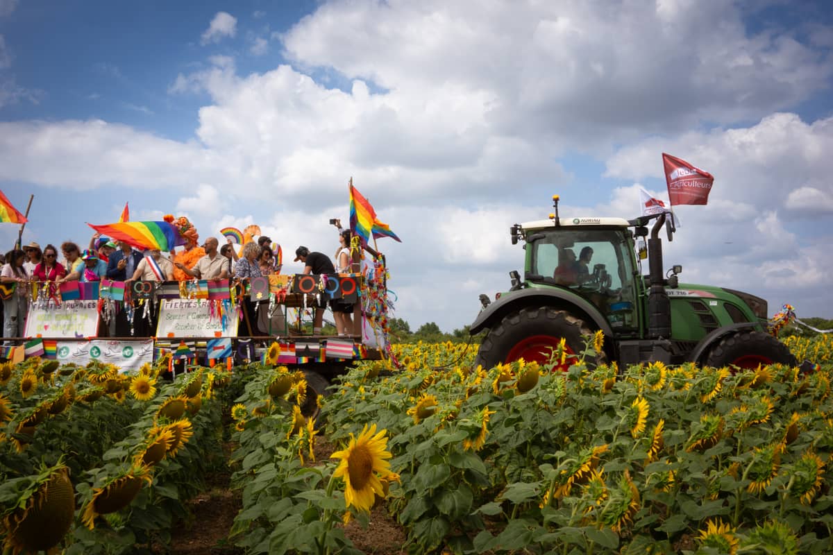 Illustration de l'événement : EXPOSITION : QUEERS DES CHAMPS, LES LGBTQIA+ EXISTENT AUSSI EN MILIEU RURAL