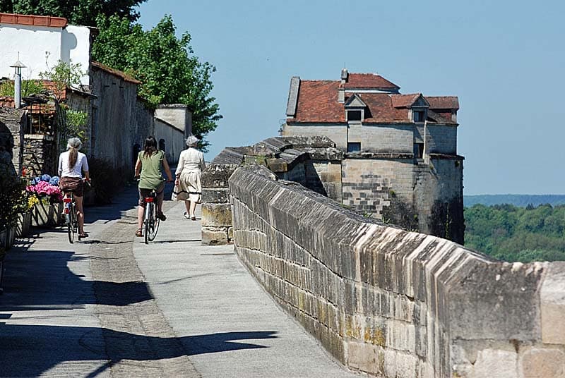 Illustration de l'événement : Visite thématique à Langres : A 2, 3 ou 4 roues, les remparts, on fait le tour !