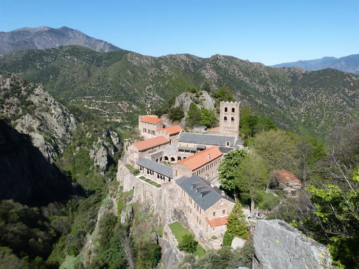 Illustration de l'événement : Visite guidée de l'abbaye Saint-Martin-du-Canigou pour les scolaires (7 à 18 ans)
