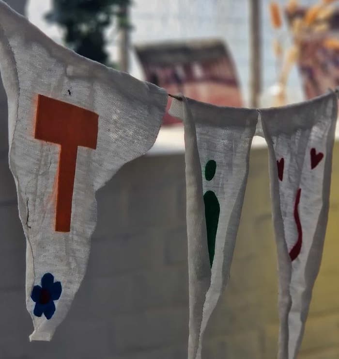 Illustration de l'événement : Vacances pour tous: Ateliers d'upcycling artistique fanion-moquette