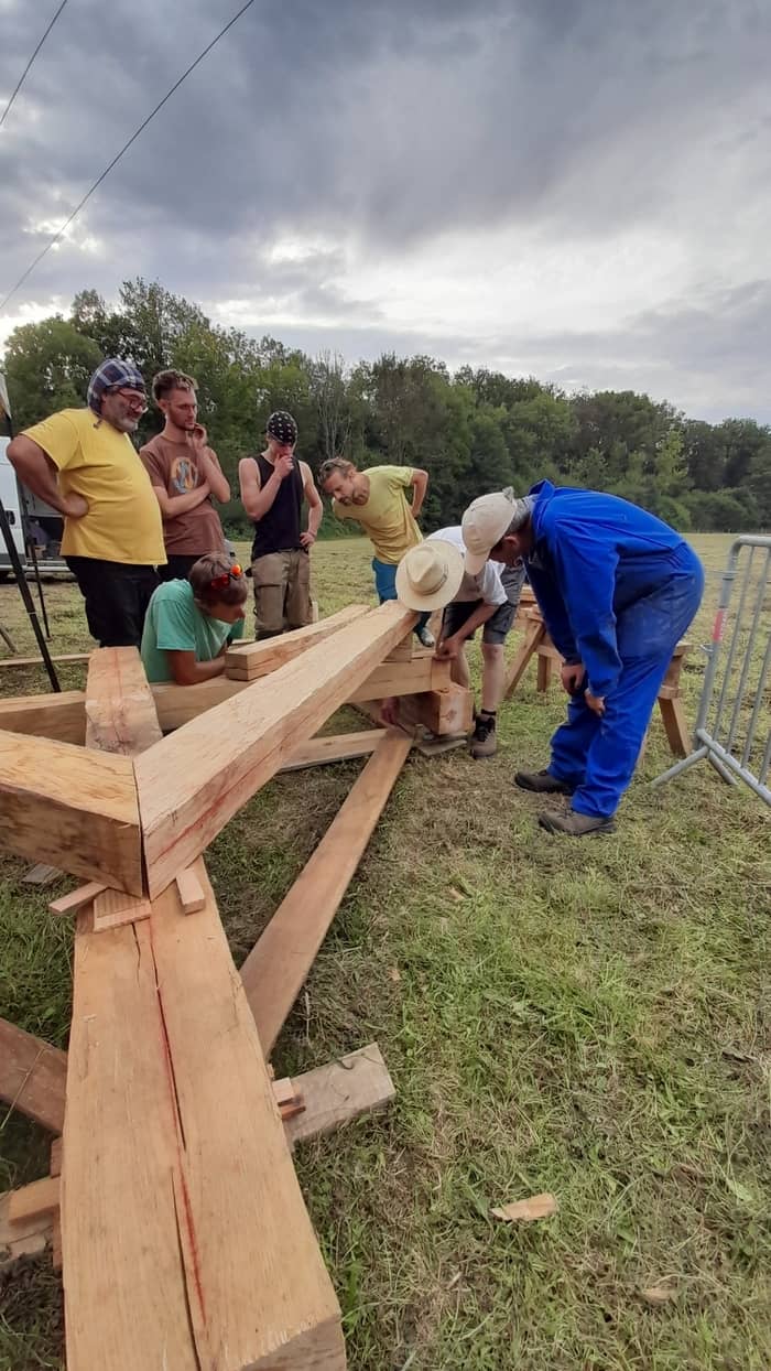Illustration de l'événement : Atelier dessin, taille et assemblage de ferme sur poteaux en troncs de châtaigner équarris à la hache
