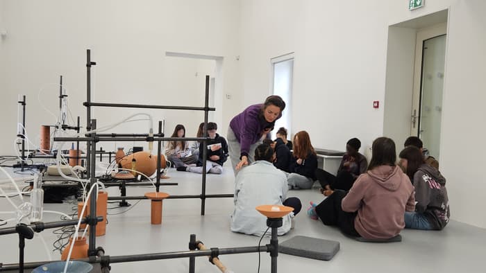 Illustration de l'événement : Visite méditative avec Jennifer Aujame au coeur de l'exposition "Le complexe des flûtes sacrées"