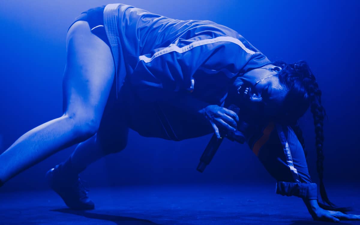 Illustration de l'événement : Si me ves ir con todo, es porque a la noche lloro • Performance de Baby Volcano