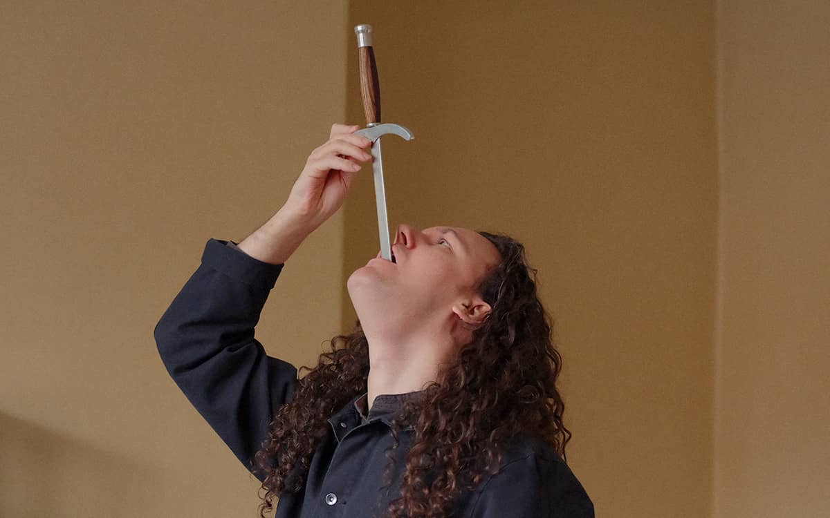 Illustration de l'événement : Inside, l'art d'avaler des sabres au Théâtre Silvia Monfort