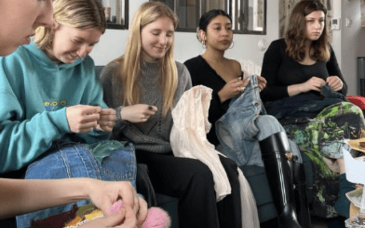 Illustration de l'événement : MEND & SIP - Réparation collective avec Ella Springer