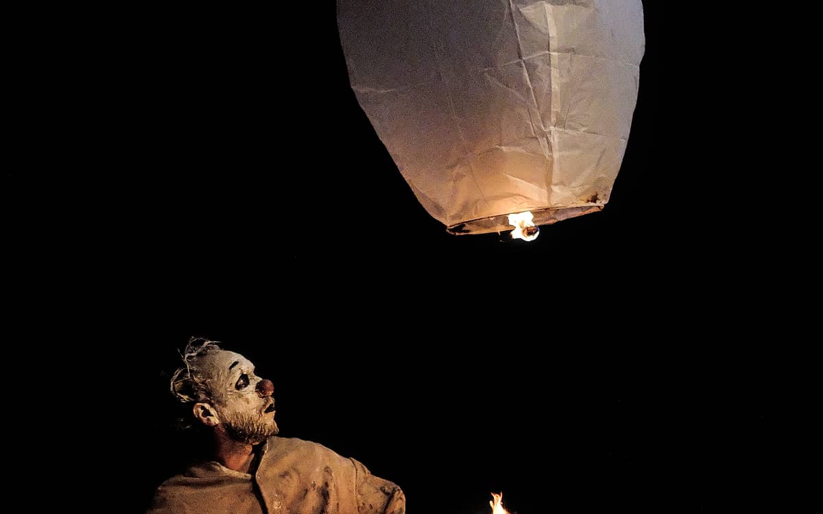 Illustration de l'événement : Un spectacle de clown qui met le feu