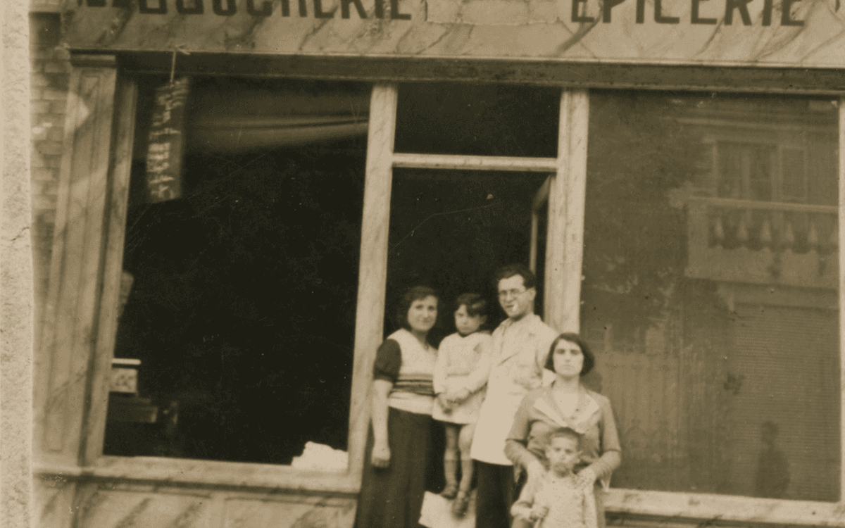 Illustration de l'événement : Visite guidée de l'exposition "Histoire des Juifs de la banlieue du nord-est parisien" en présence des commissaires